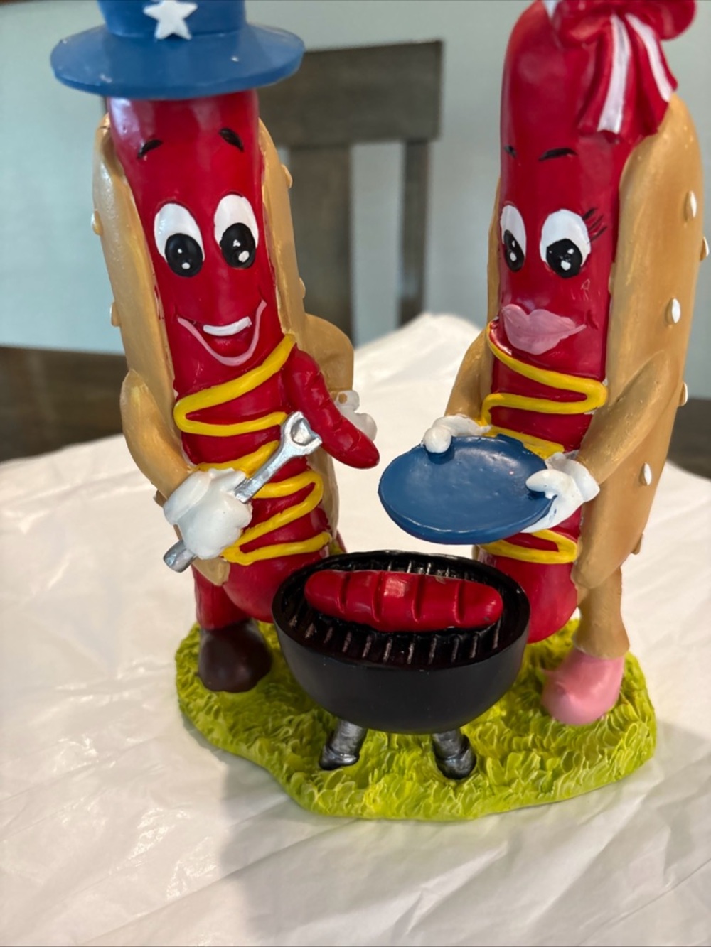 Hot Dog Couple Grilling Figurine (Kitsch Americana) 6”X 8.5” Tall NWT